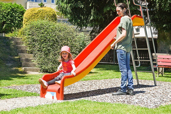 Kita Waldfee Horw, Standort am Wald: Kinder spielen im Garten