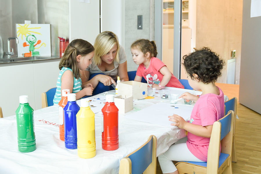 Kita Waldfee Horw, Standort im Zentrum: Kinder beim Malen