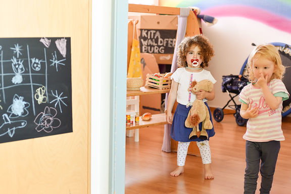 Kita Waldfee Horw, Standort am Wald: Kinder im Spielzimmer